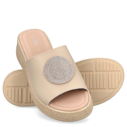 Skórzane klapki na platformie - FILIPPO DK6987/25 BEŻOWE