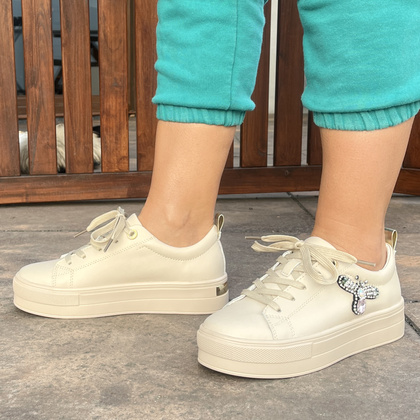 Sportowe buty damskie z owadem - FILIPPO DP6042/24 BEŻOWE