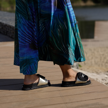 Skórzane klapki damskie z kwiatem - BOCCATO 475.24-121 ZŁOTE