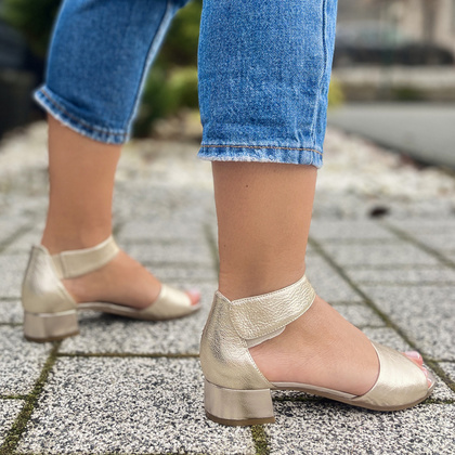 Sandały na niskim obcasie - CAPRICE 9-28212-42 ZŁOTE