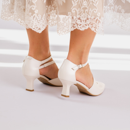 Ślubne buty na niskim obcasie - KOTYL 5441 ECRU PERŁOWE