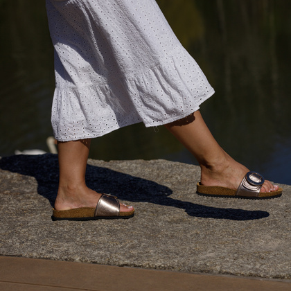 Skórzane klapki na korku - CAPRICE 9-27401-44 ZŁOTE