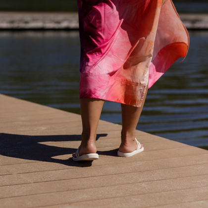 Klapki damskie - CROCS MIAMI TOE LOOP SANDAL W 209862 BEŻOWE