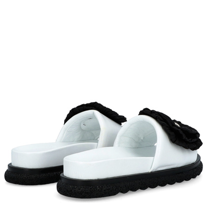 Skórzane klapki damskie z kwiatem - BOCCATO 475.24-121 BIAŁE