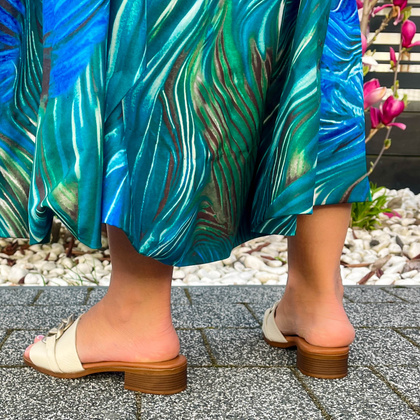 Skórzane klapki z ozdobą - OH! MY SANDALS 5348 BEŻOWE