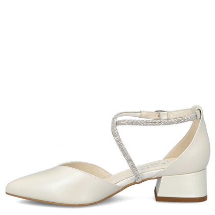 Niskie czółenka z błyszczącymi paseczkami - KOTYL 9943 ECRU PERŁOWE