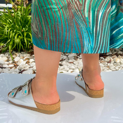 Skórzane klapki z klamerkami - EKP 3450 SREBRNE