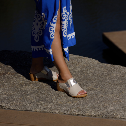 Skórzane klapki na koturnie - LEMAR 50109 BEŻOWE