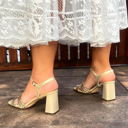 Błyszczące sandały na słupku - MENBUR 24745 ZŁOTE