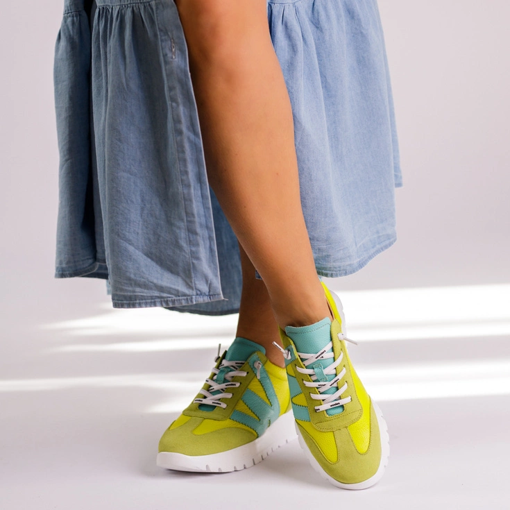 Sneakersy Wonders A-2476 limonkowe – najczęściej wybierane na city break