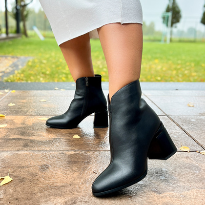 Skórzane botki na słupku - FILIPPO DBT6548/24 CZARNE