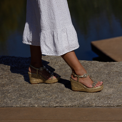 Hiszpańskie sandały na koturnie - ALMA EN PENA V251270 ZŁOTE