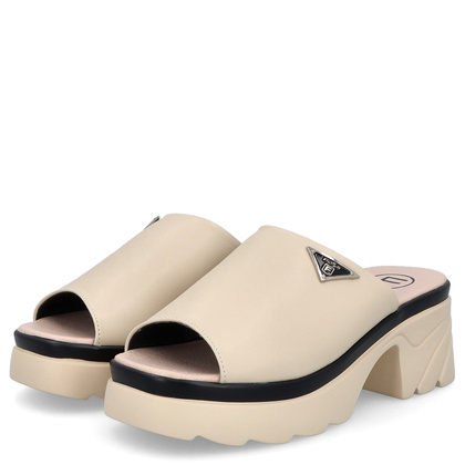 Skórzane klapki na obcasie - FILIPPO DK4616/24 BEŻOWE