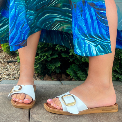 Skórzane klapki z klamerką - POTOCKI 24-64307WH BIAŁE