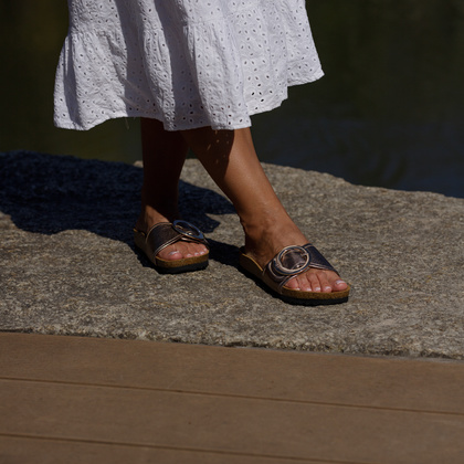 Skórzane klapki na korku - CAPRICE 9-27401-44 ZŁOTE