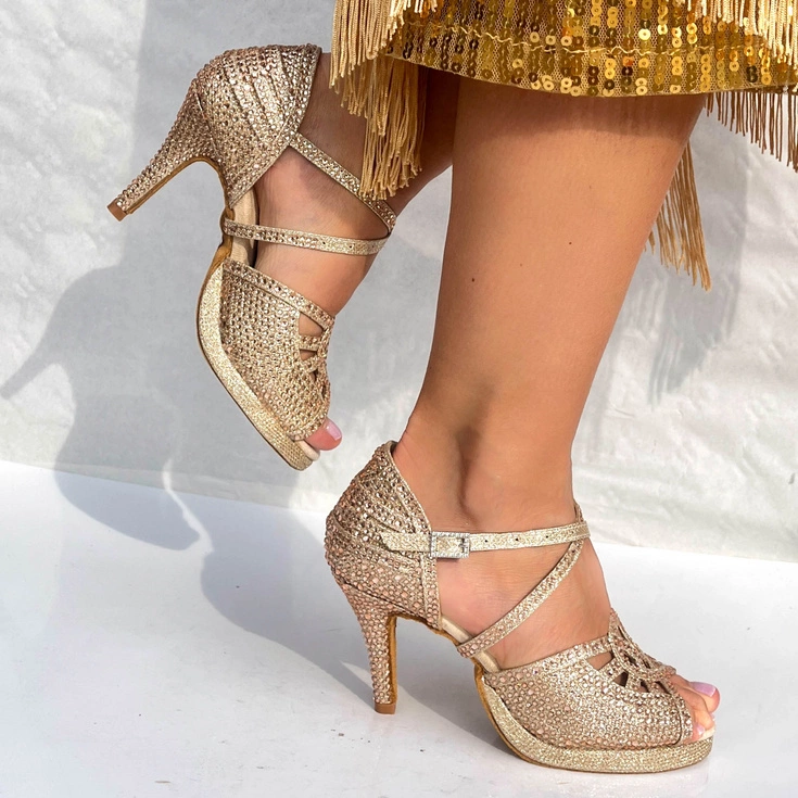 Złote buty do tańca na Andrzejki – eleganckie szpilki z poduszką