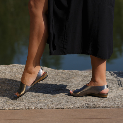 Skórzane sandałki z asymetryczną cholewką - BOCCATO 167.590 METALICZNE