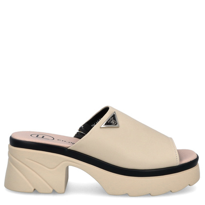 Skórzane klapki na obcasie - FILIPPO DK4616/24 BEŻOWE