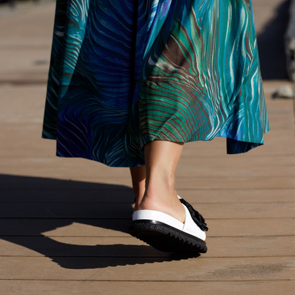 Skórzane klapki damskie z kwiatem - BOCCATO 475.24-121 BIAŁE