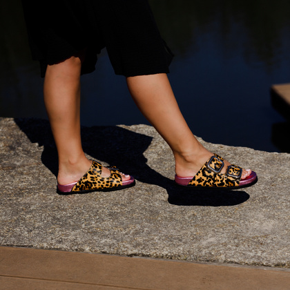 Skórzane klapki damskie - GIOSEPPO 75453 PANTERKA