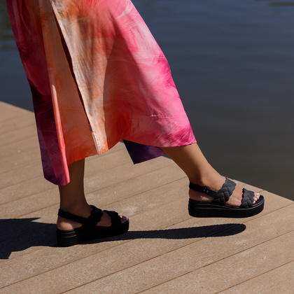 Damskie sandały na platformie -CROCS BROOKLYN WOVEN UPPER LOW EDGE W 209977 CZARNE