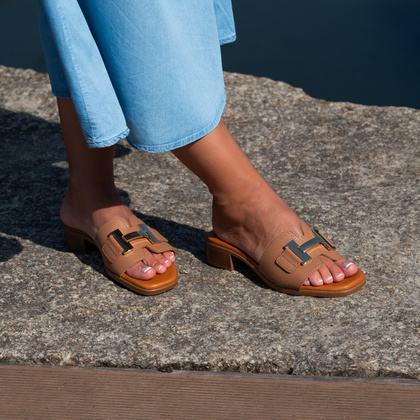 Skórzane klapki z ozdobą - OH! MY SANDALS 5605 JASNY BRĄZ