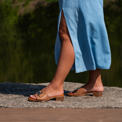 Skórzane klapki z ozdobą - OH! MY SANDALS 5605 JASNY BRĄZ