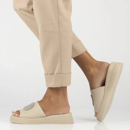 Skórzane klapki na platformie - FILIPPO DK6987/25 BEŻOWE