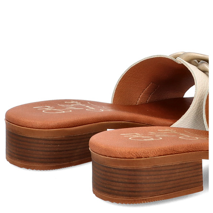 Skórzane klapki z ozdobą - OH! MY SANDALS 5348 BEŻOWE