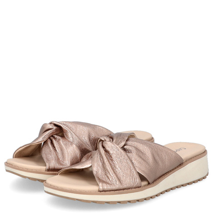 Wygodne klapki ze skóry - CAPRICE 9-27202-42 ZŁOTE