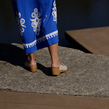 Skórzane klapki na koturnie - LEMAR 50109 BEŻOWE