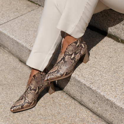 Eleganckie botki z wycięciem ze skóry wężowej - HISPANITAS HI254270 BEŻOWE