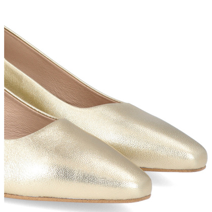 Czółenka ze skóry na niskim obcasie - KOTYL 1701 ZŁOTE