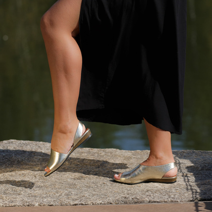 Skórzane sandałki z asymetryczną cholewką - BOCCATO 167.590 ZŁOTE