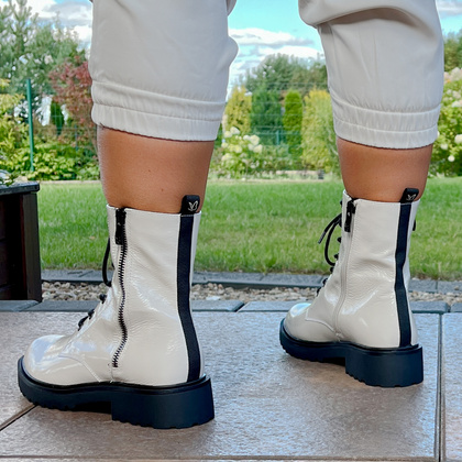 Lakierowane botki ze skóry - CAPRICE 9-25217-43 BIAŁE