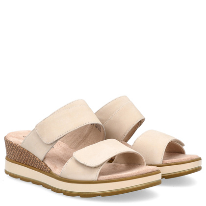 Wygdne klapki na koturnie - CAPRICE 9-27250-42 BEŻOWE