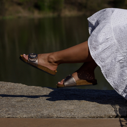 Skórzane klapki na korku - CAPRICE 9-27401-44 ZŁOTE