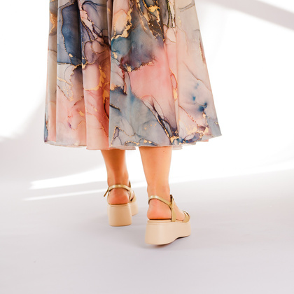 Hiszpańkie sandały na platformie - WONDERS A-3710 ZŁOTE