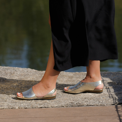 Skórzane sandałki z asymetryczną cholewką - BOCCATO 167.590 ZŁOTE