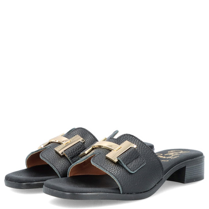 Skórzane klapki z ozdobą - OH! MY SANDALS 5605 CZARNE