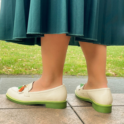 Skórzane mokasyny na kontrastowej podeszwie - TYMOTEO A1002 BEŻ+ZIELONY