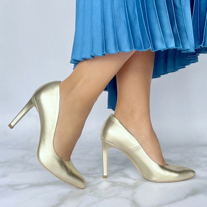 Klasyczne złote szpilki damskie – elegancki i wygodny wybór