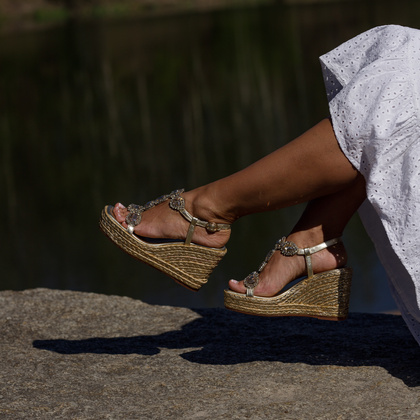 Hiszpańskie sandały na koturnie - ALMA EN PENA V251270 ZŁOTE