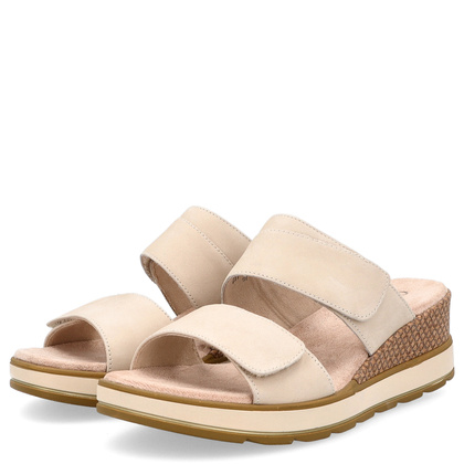 Wygdne klapki na koturnie - CAPRICE 9-27250-42 BEŻOWE