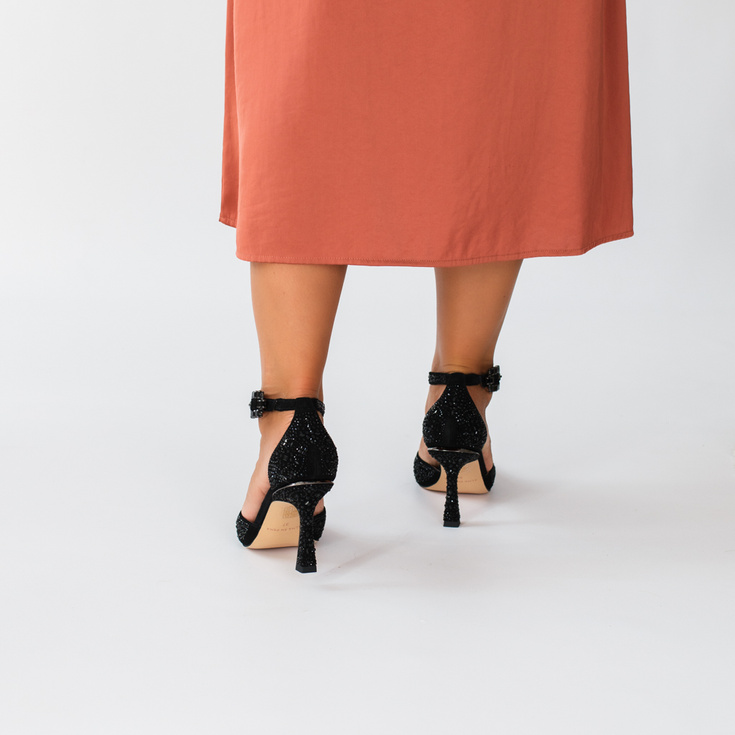 Hiszpańskie szpilki z paskiem - ALMA EN PENA V250410 CZARNE