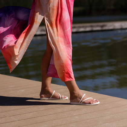 Klapki damskie - CROCS MIAMI TOE LOOP SANDAL W 209862 BEŻOWE