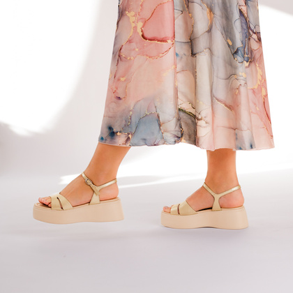 Hiszpańkie sandały na platformie - WONDERS A-3710 ZŁOTE