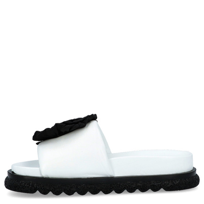 Skórzane klapki damskie z kwiatem - BOCCATO 475.24-121 BIAŁE