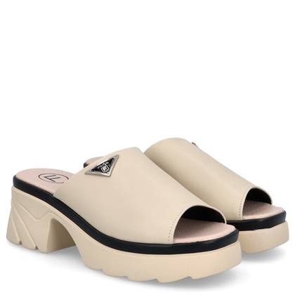 Skórzane klapki na obcasie - FILIPPO DK4616/24 BEŻOWE