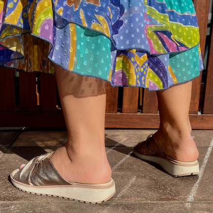 Wygodne klapki ze skóry - CAPRICE 9-27202-42 ZŁOTE